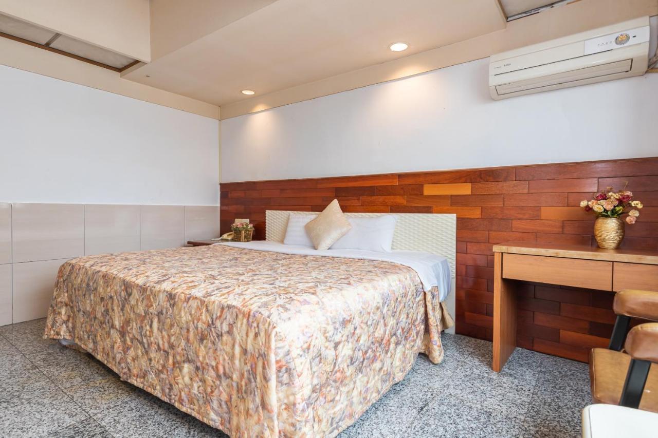Yi Pin Business Hotel Taoyuan Exterior photo